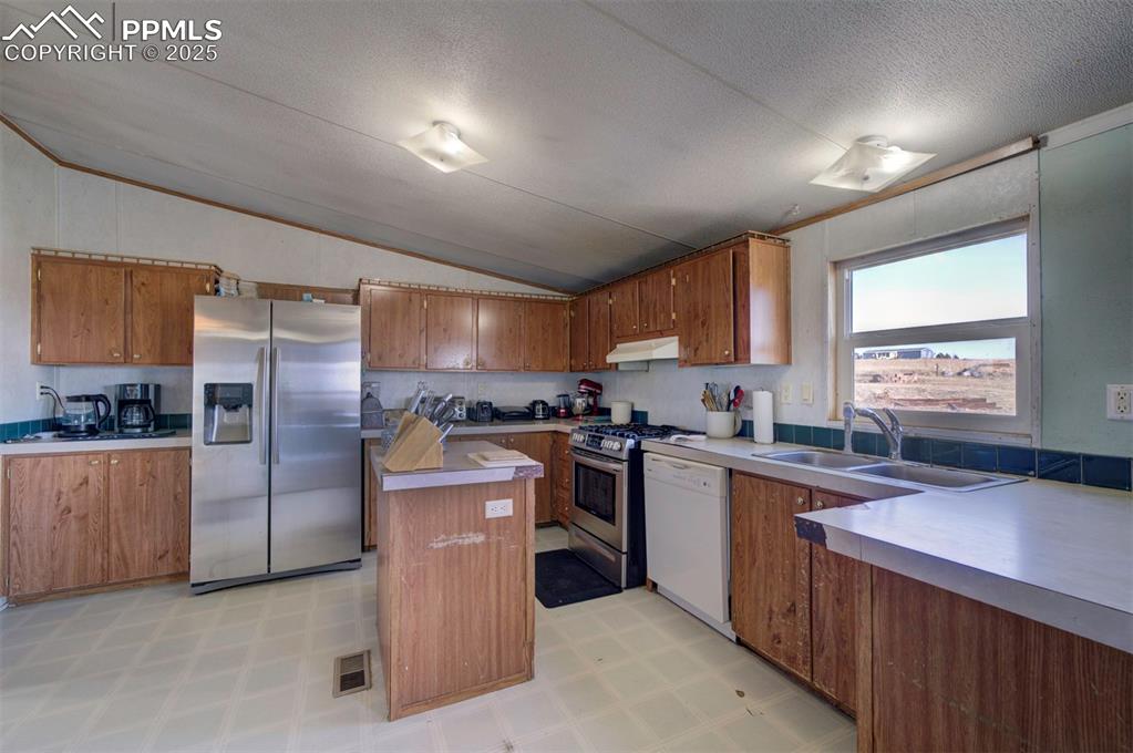 Image 17 of 45: Kitchen