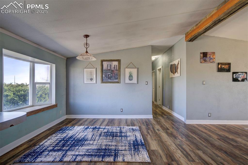 Image 20 of 45: Dining Area