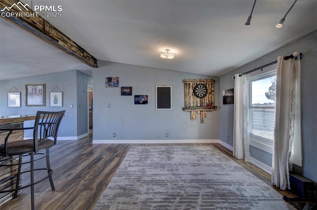 Image 21 of 45: Dining Area