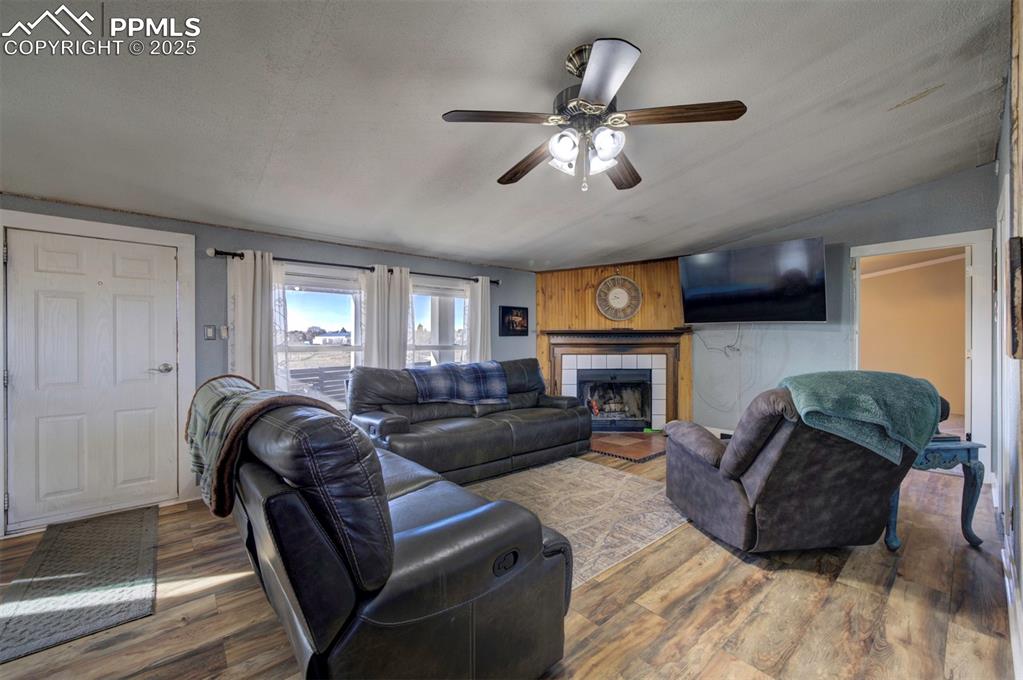 Image 22 of 45: Living Room