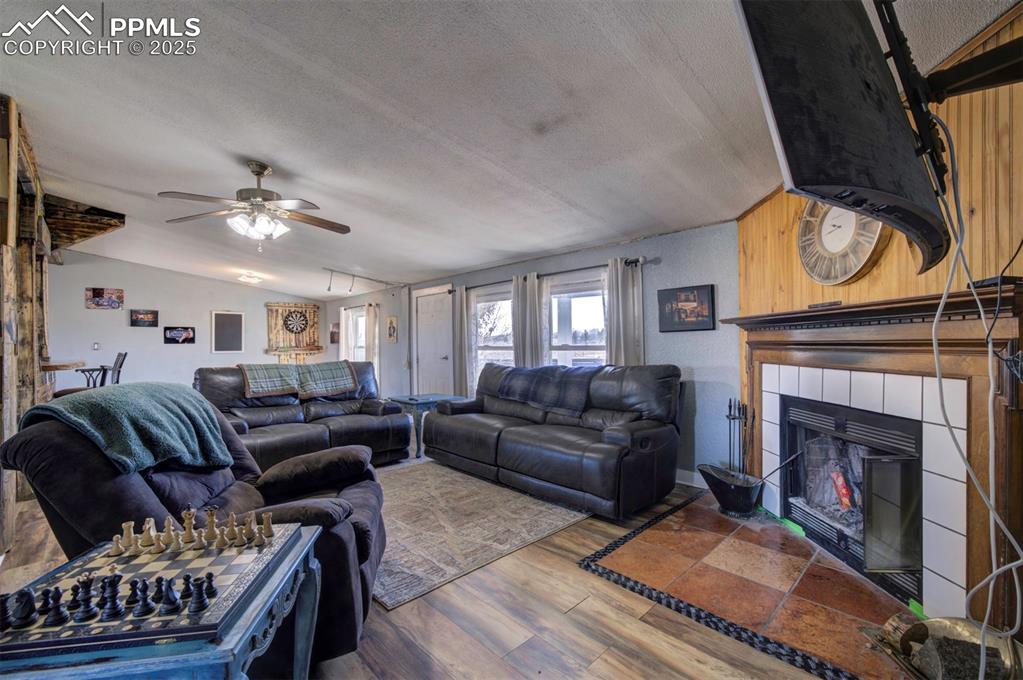 Image 23 of 45: Living Room