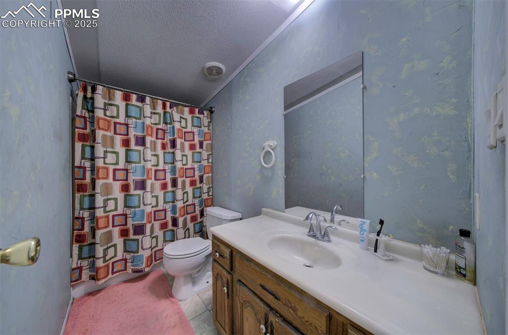 Image 24 of 45: Bathroom