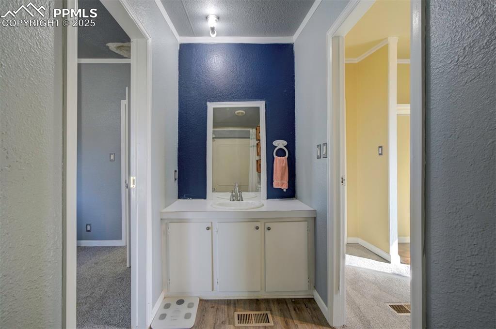 Image 32 of 45: Bathroom