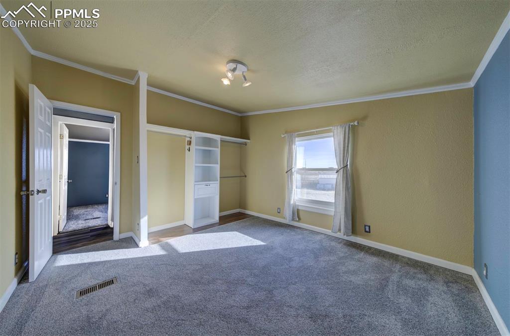 Image 34 of 45: Bedroom