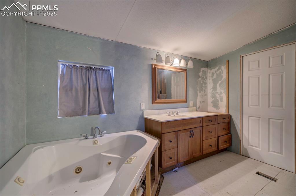 Image 40 of 45: Bathroom