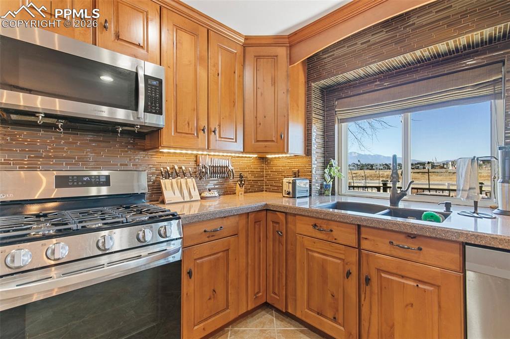 Image 10 of 46: Kitchen