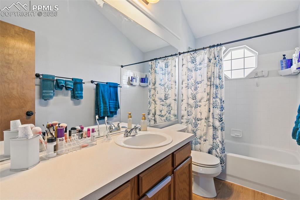 Image 24 of 46: Bathroom