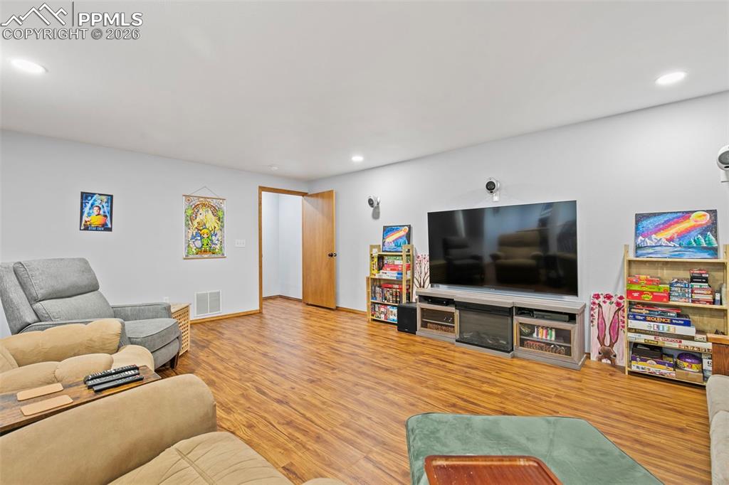 Image 28 of 46: Living Room