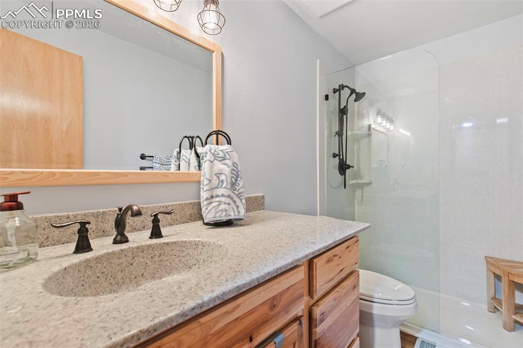 Image 33 of 46: Bathroom