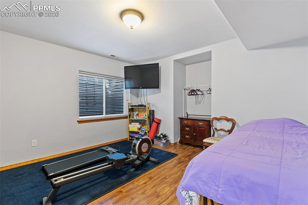 Image 34 of 46: Bedroom