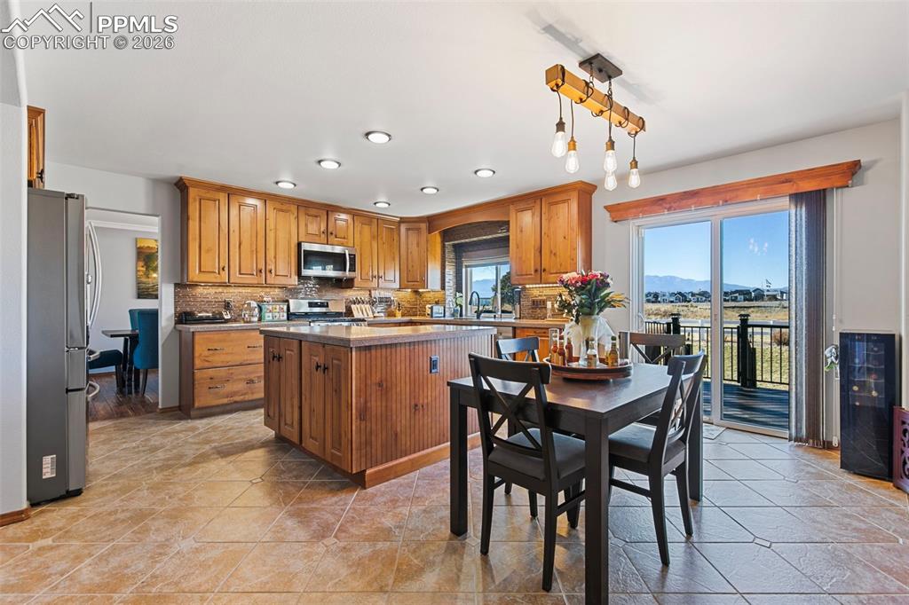 Image 7 of 46: Kitchen