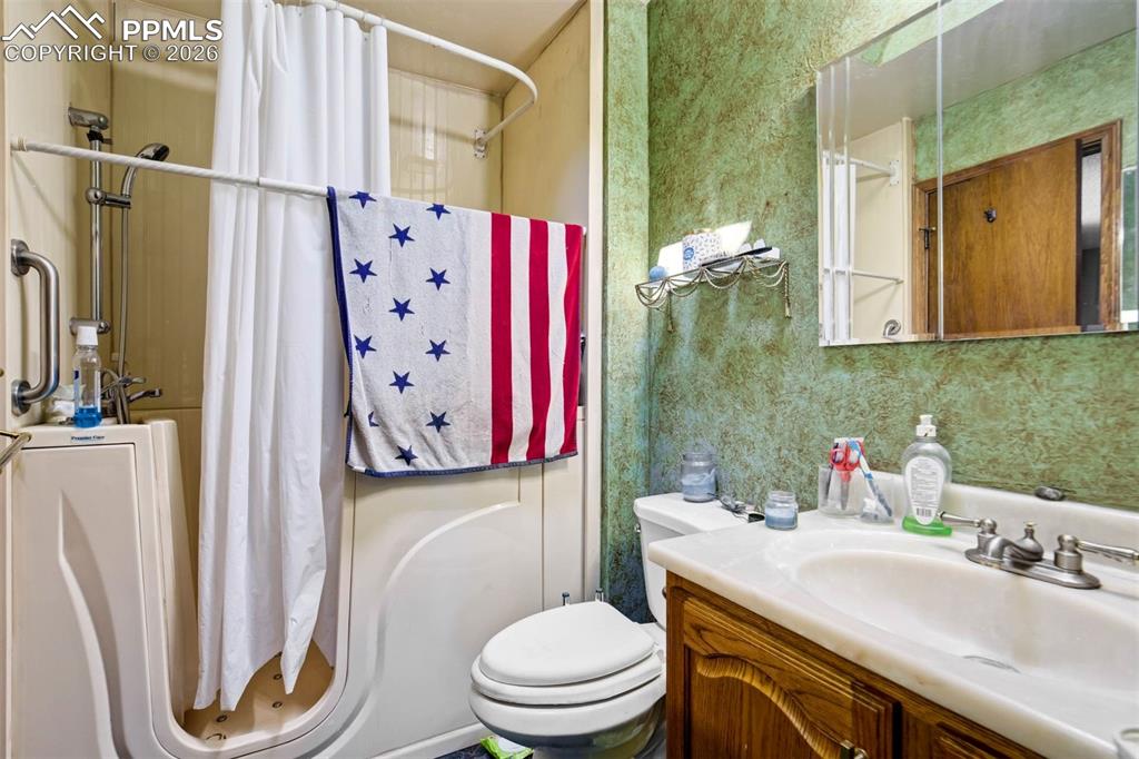 Image 14 of 28: Bathroom