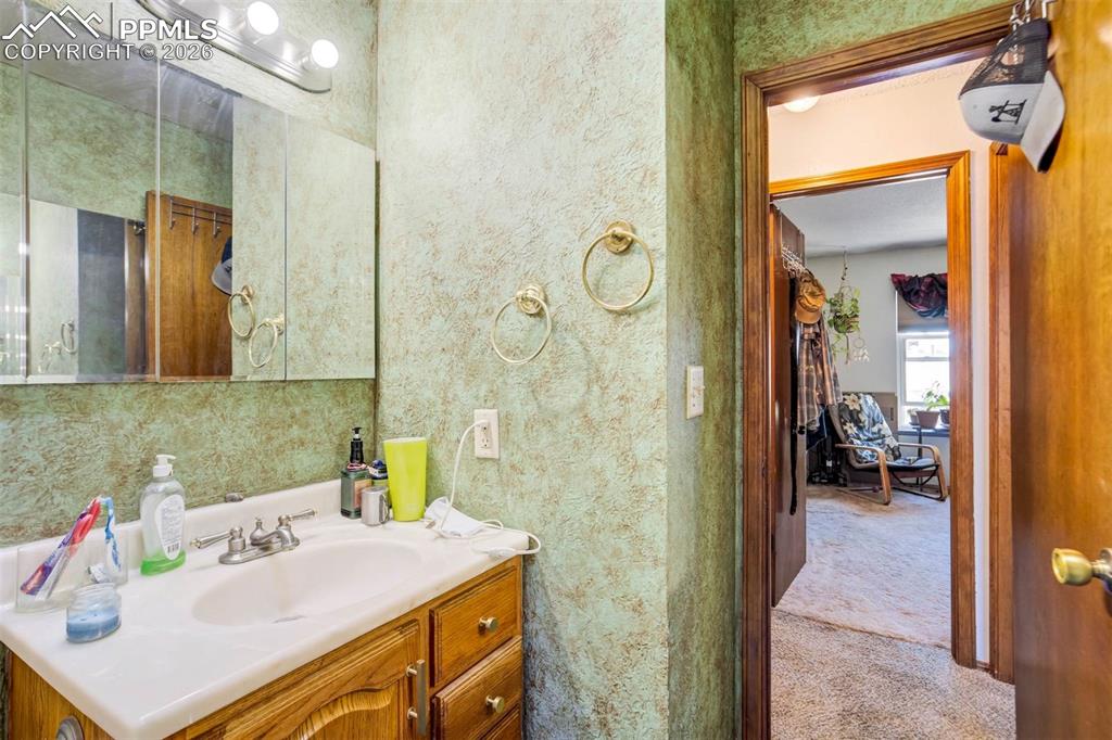 Image 15 of 28: Bathroom