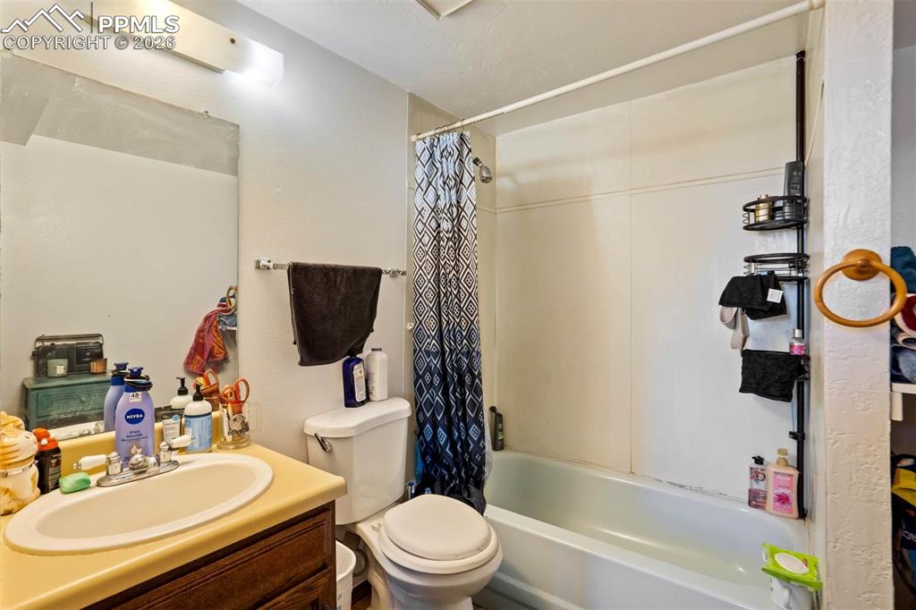 Image 21 of 28: Bathroom