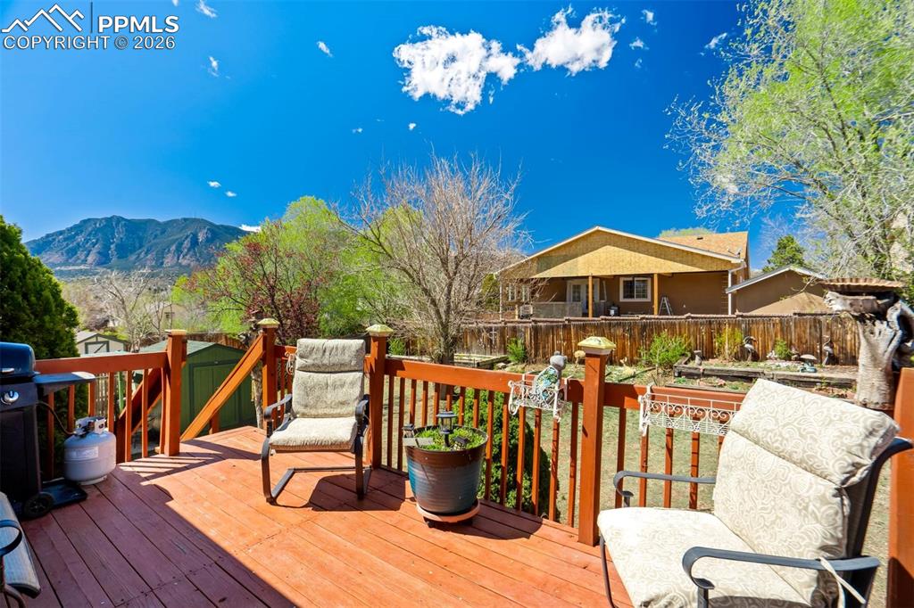 Image 22 of 28: Deck