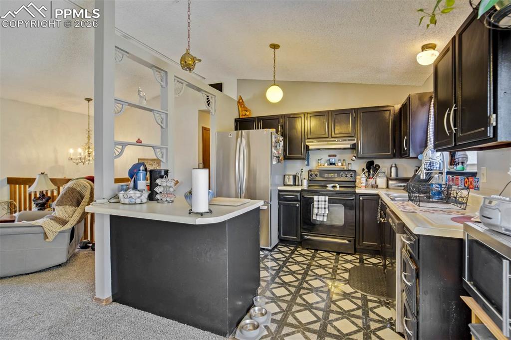 Image 7 of 28: Kitchen