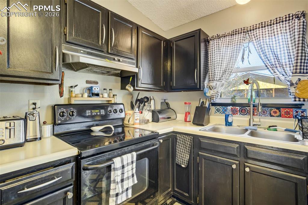 Image 8 of 28: Kitchen