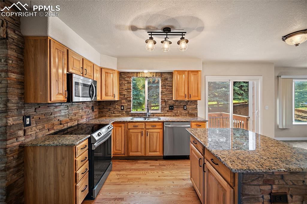 Image 11 of 50: Kitchen