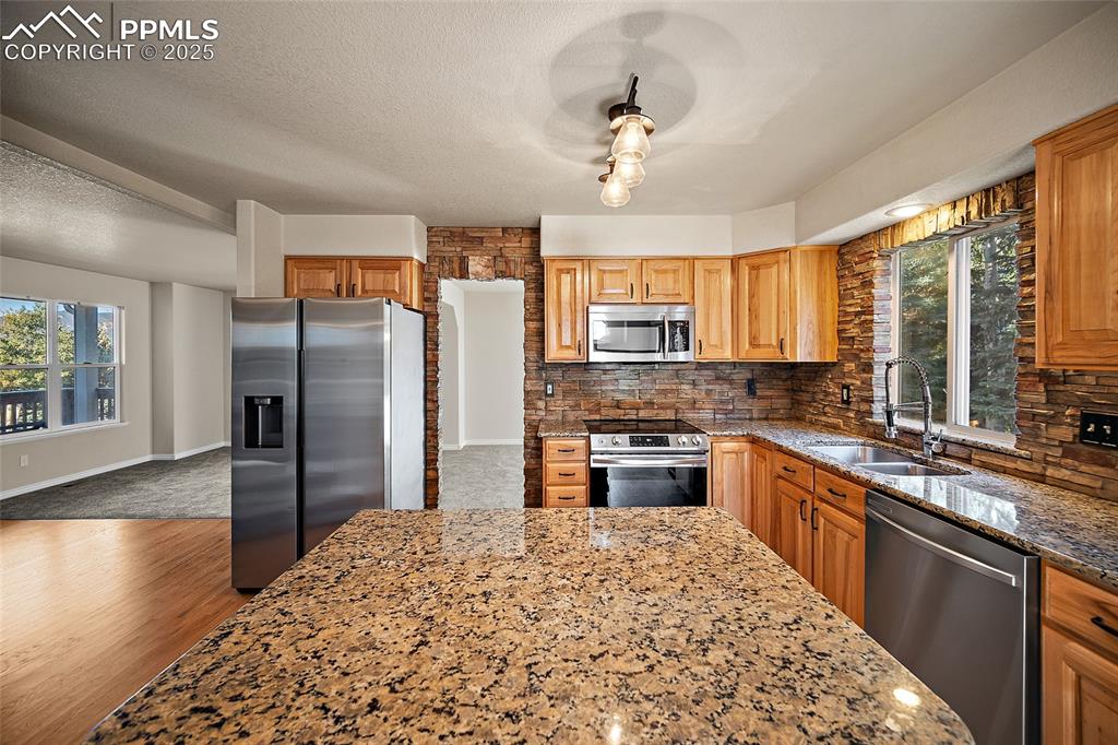 Image 12 of 50: Kitchen