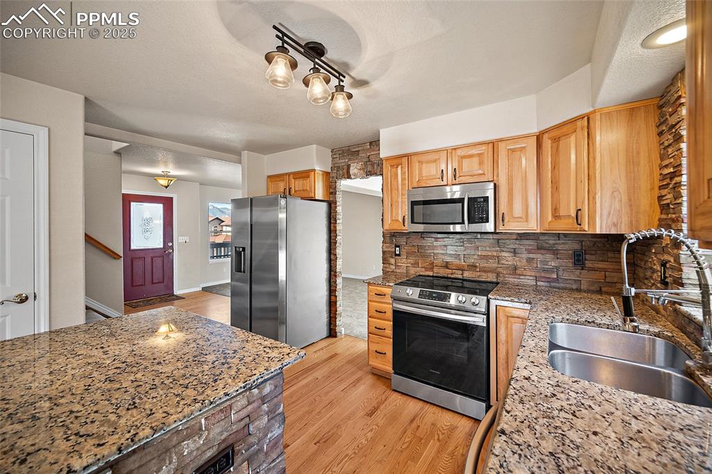Image 13 of 50: Kitchen