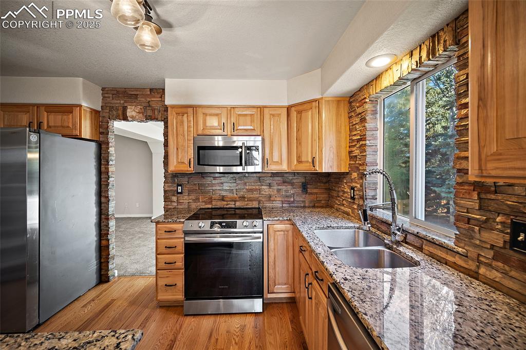 Image 14 of 50: Kitchen