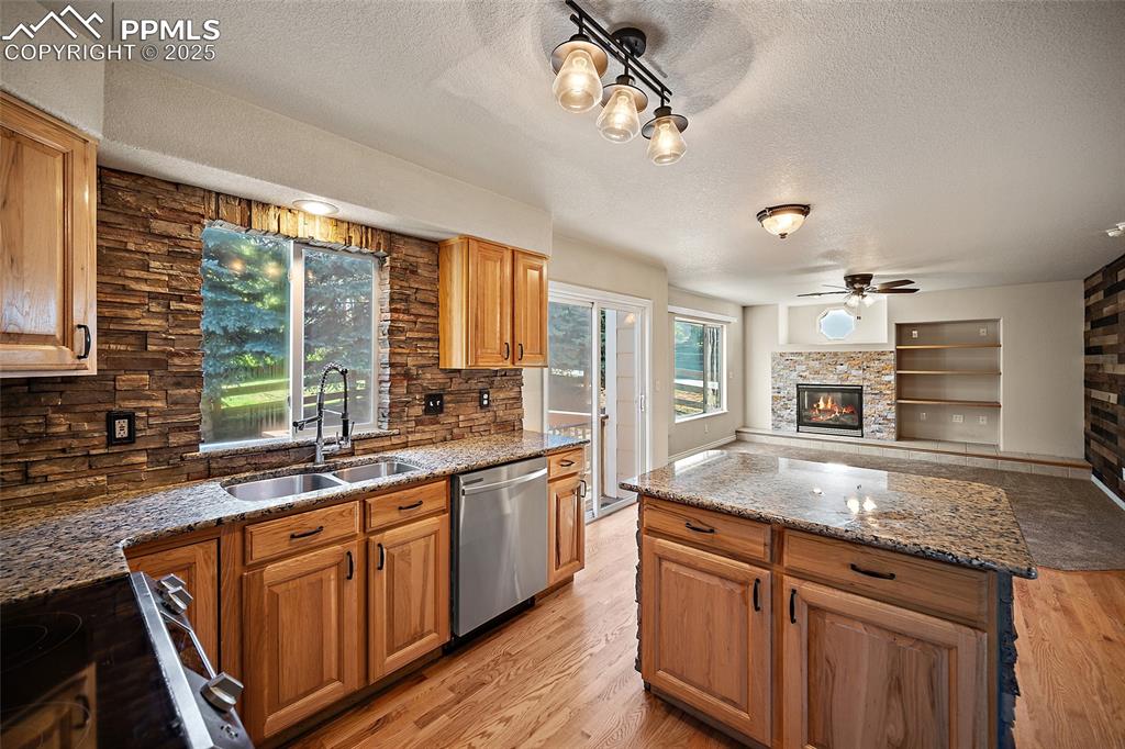 Image 15 of 50: Kitchen