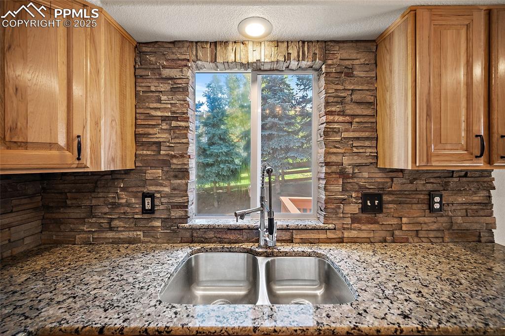 Image 16 of 50: Kitchen