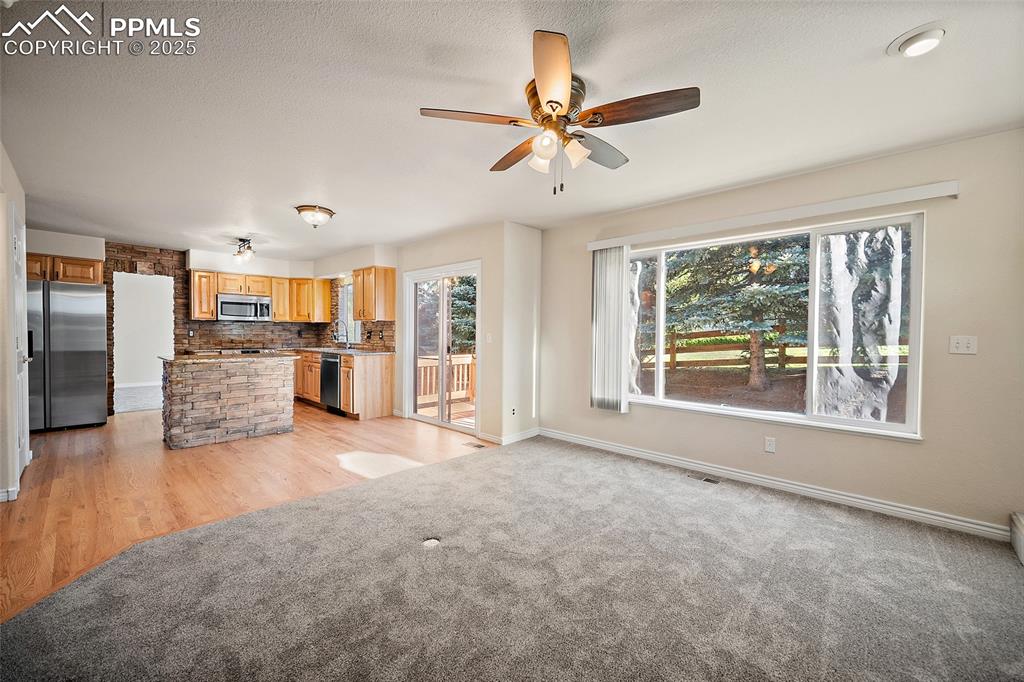 Image 19 of 50: Kitchen