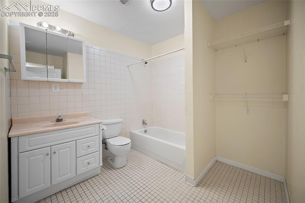 Image 44 of 50: Bathroom