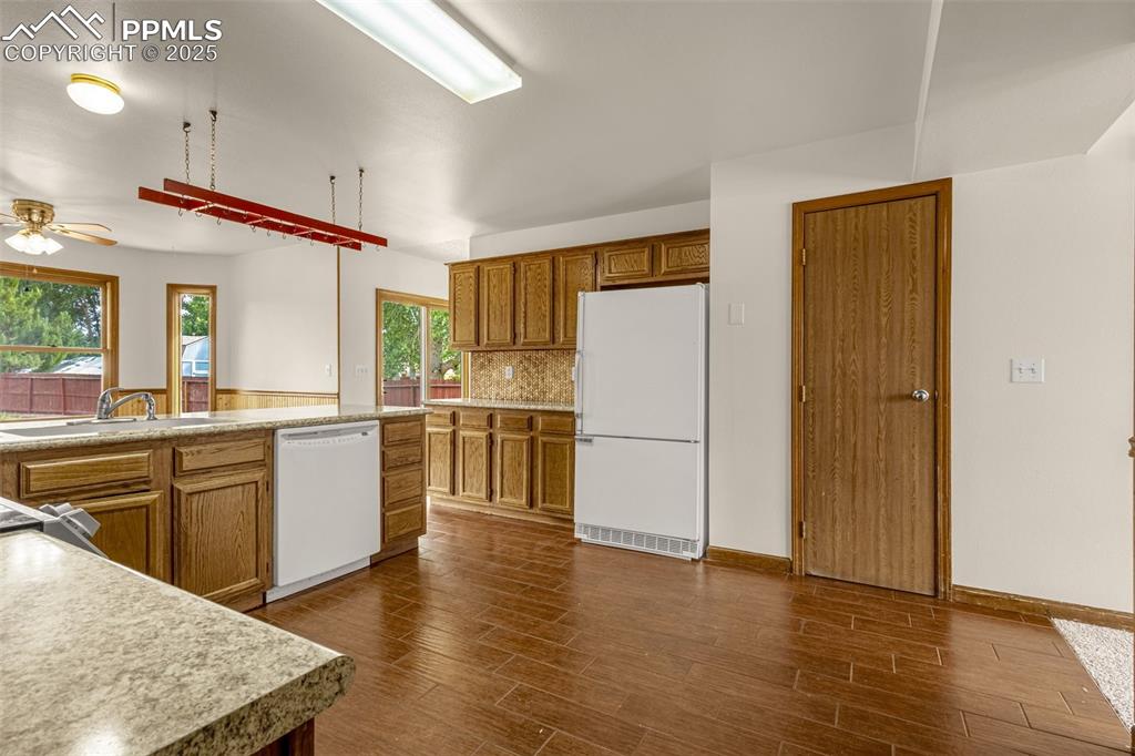 Image 11 of 40: Kitchen