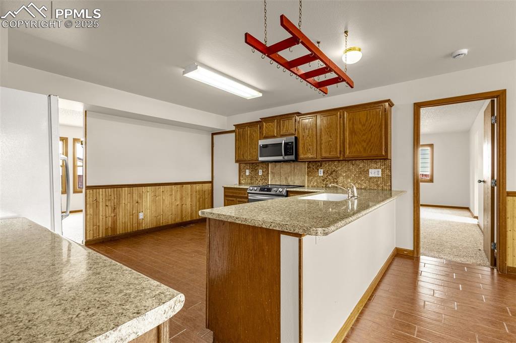 Image 12 of 40: Kitchen