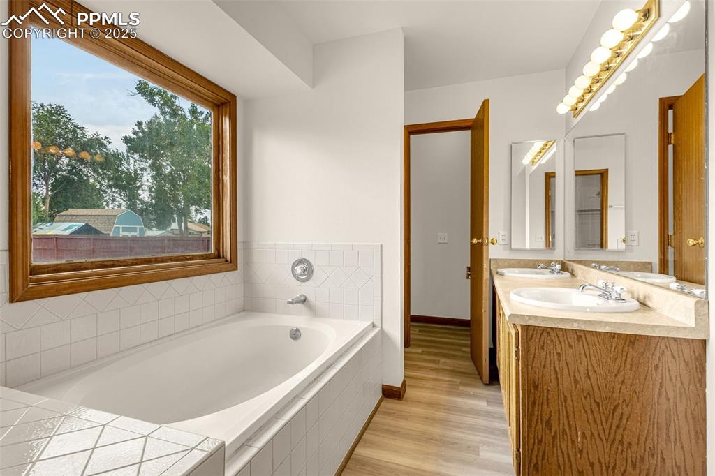 Image 14 of 40: Bathroom