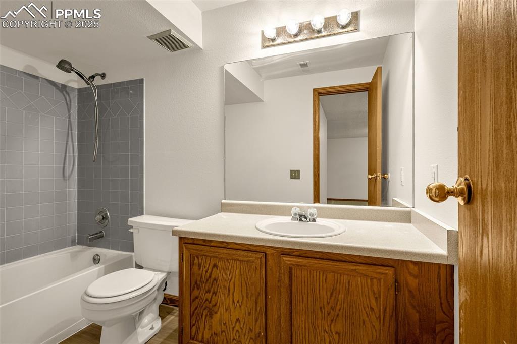 Image 26 of 40: Bathroom