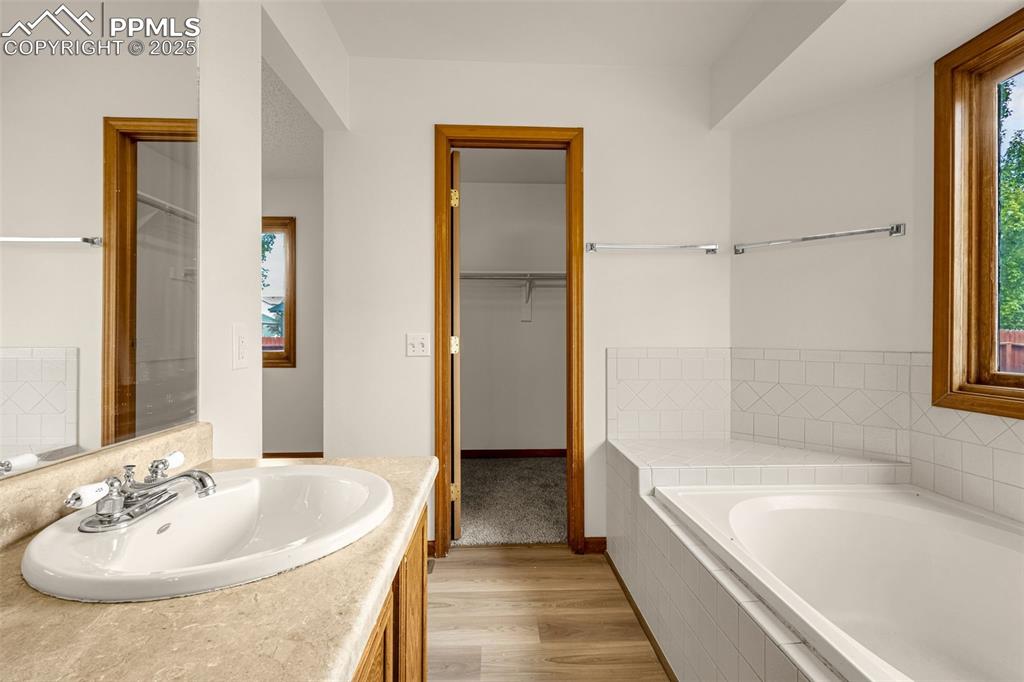 Image 28 of 40: Bathroom