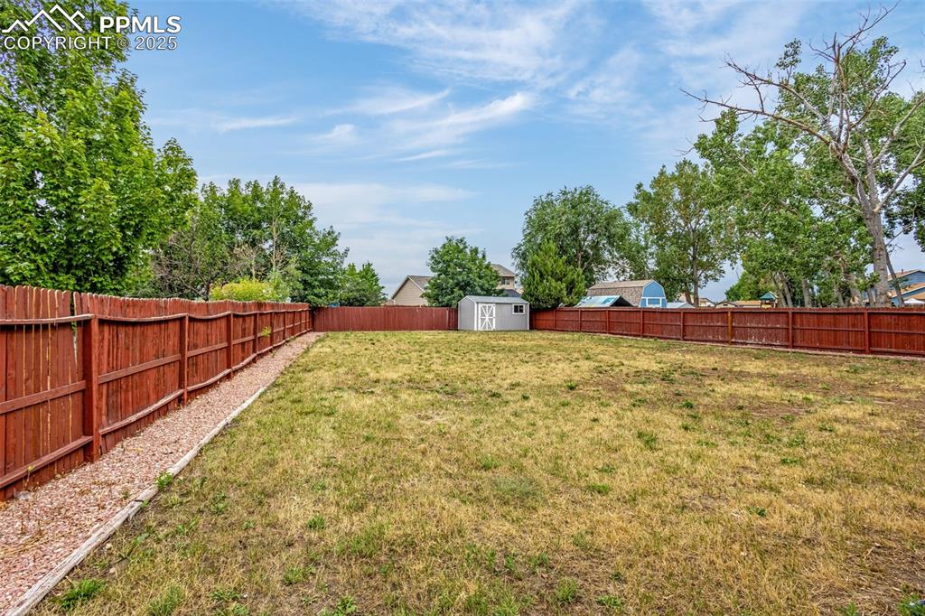 Image 37 of 40: Yard