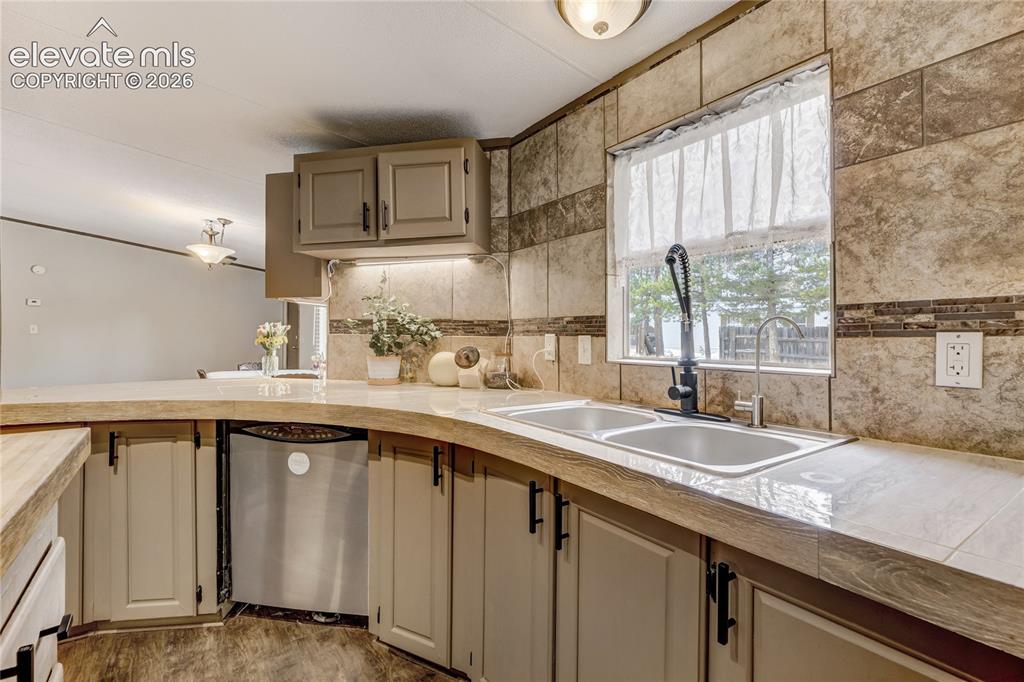 Image 11 of 45: Kitchen