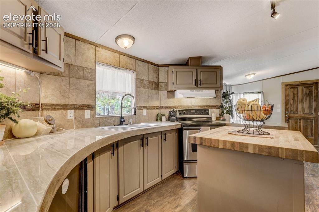 Image 12 of 45: Kitchen