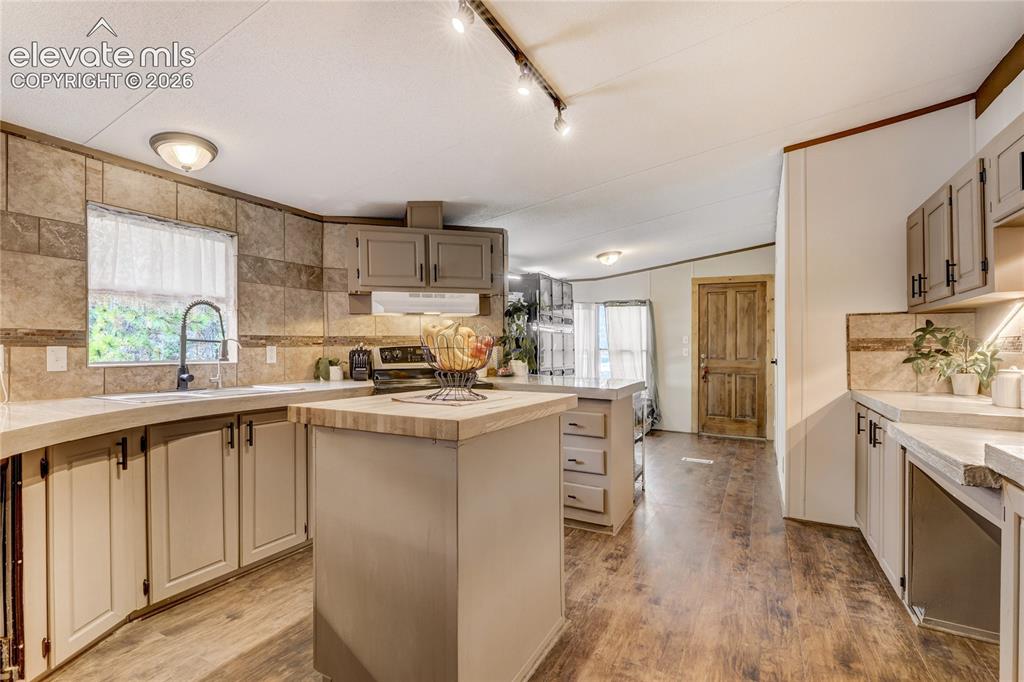 Image 8 of 45: Kitchen
