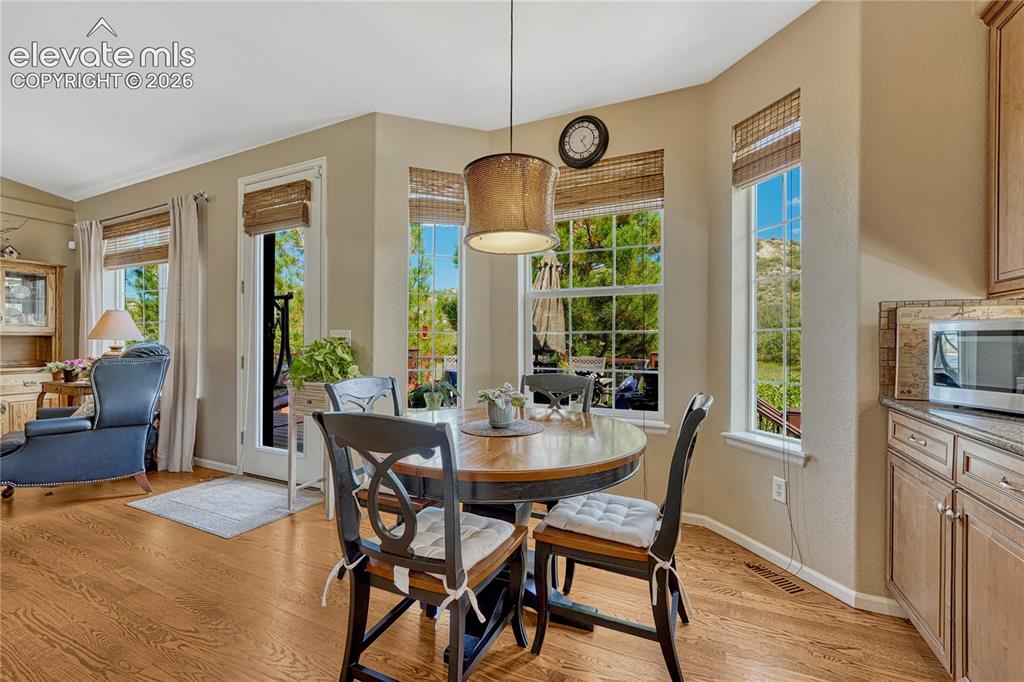 Image 11 of 46: Dining Area