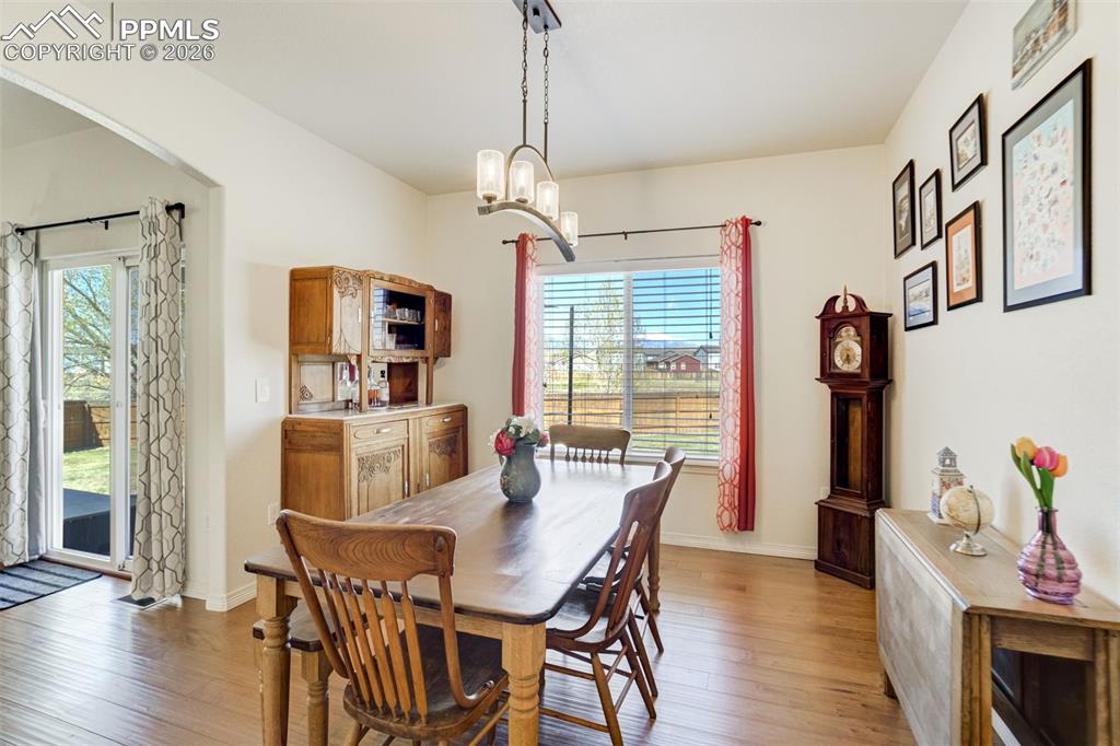 Image 14 of 45: Dining Area