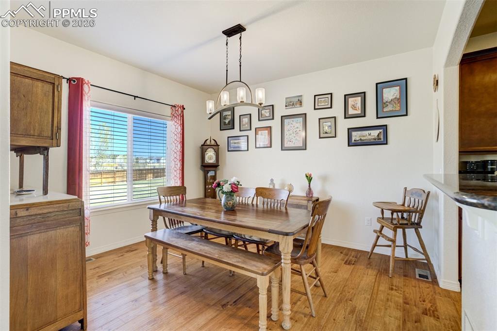 Image 16 of 45: Dining Area