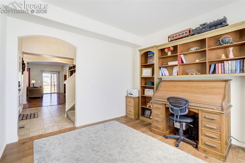 Image 18 of 45: Office