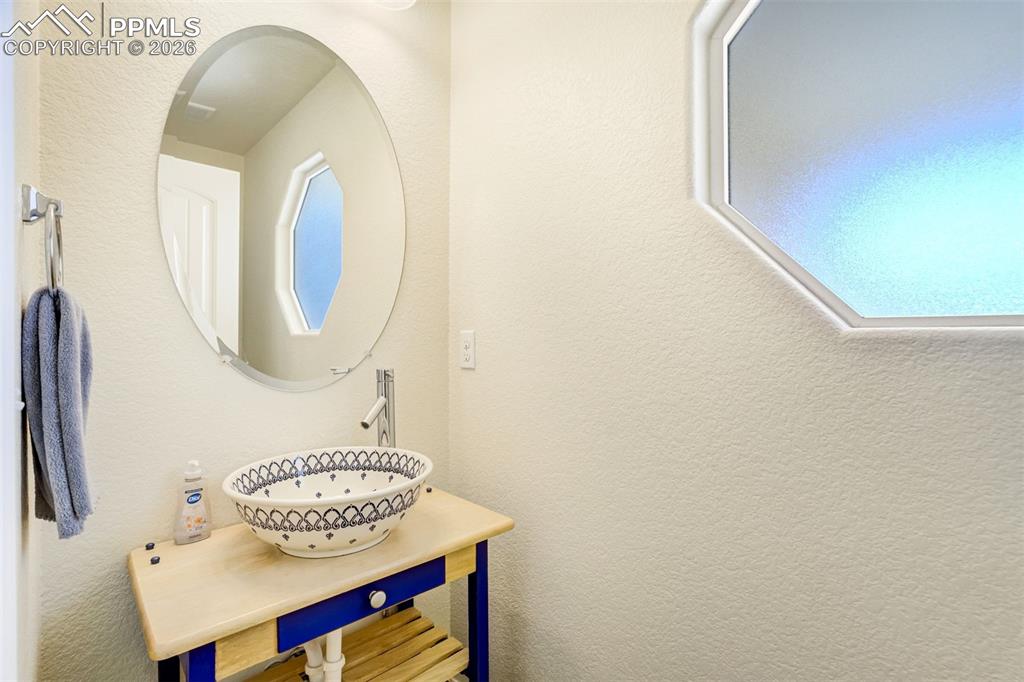 Image 19 of 45: Bathroom