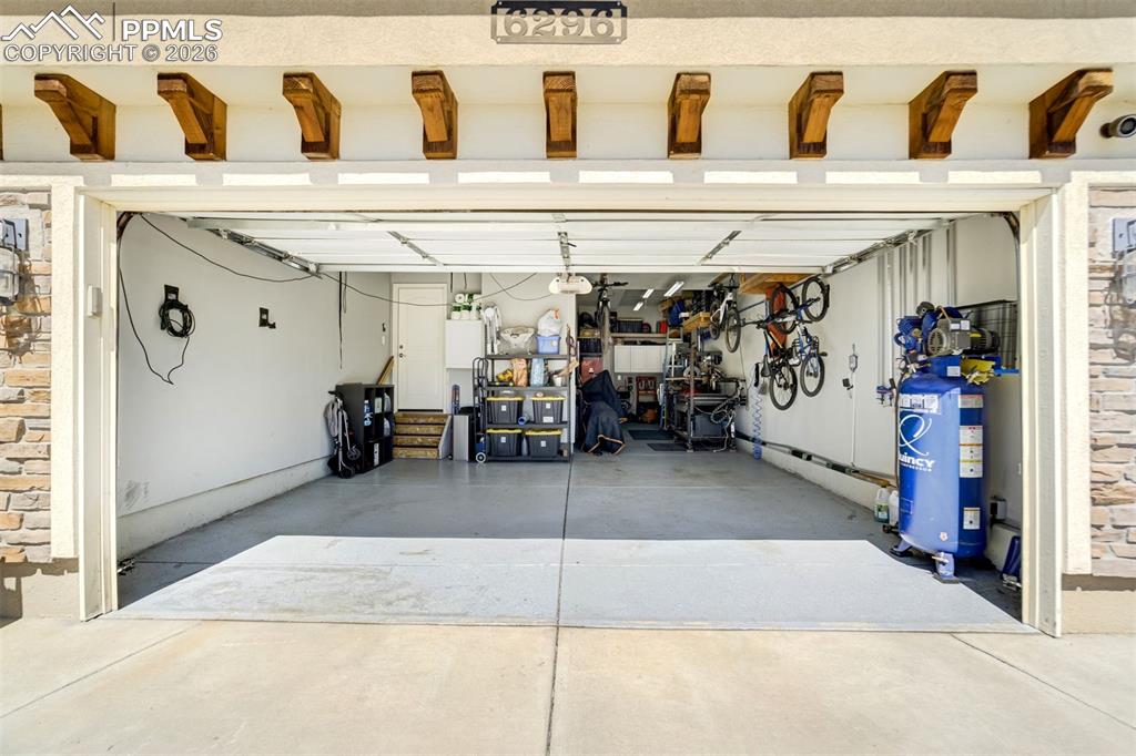 Image 37 of 45: Garage