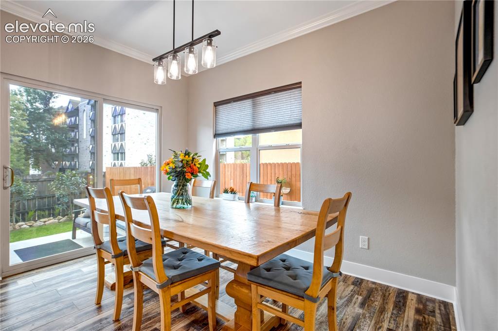 Image 11 of 50: Dining Area