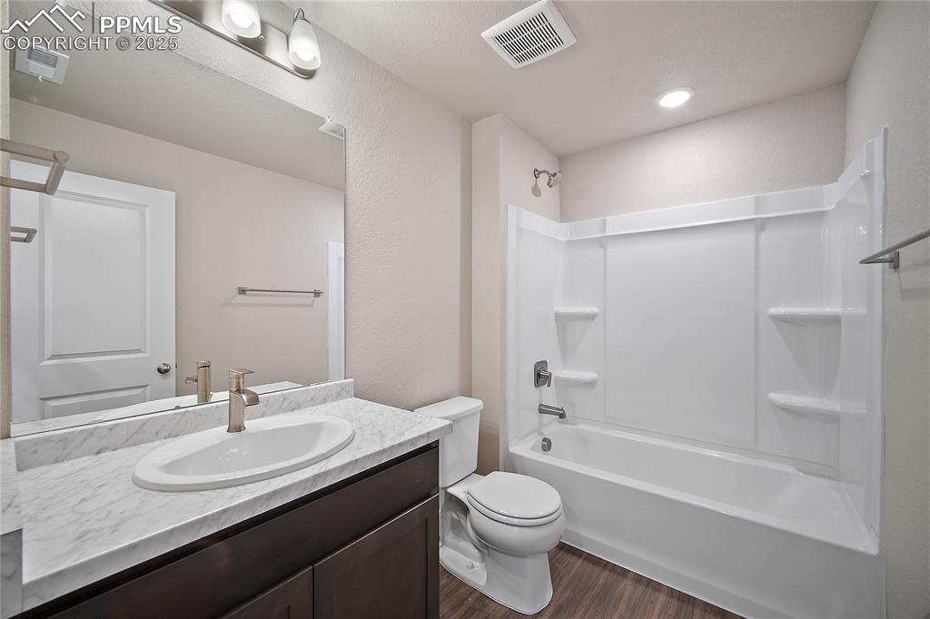 Image 35 of 38: Bathroom