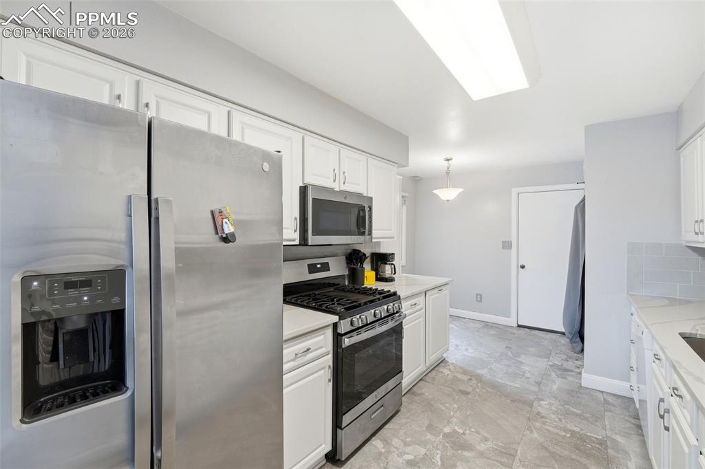 Image 17 of 50: Kitchen