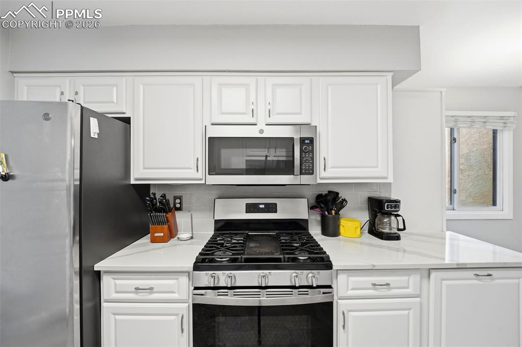 Image 18 of 50: Kitchen