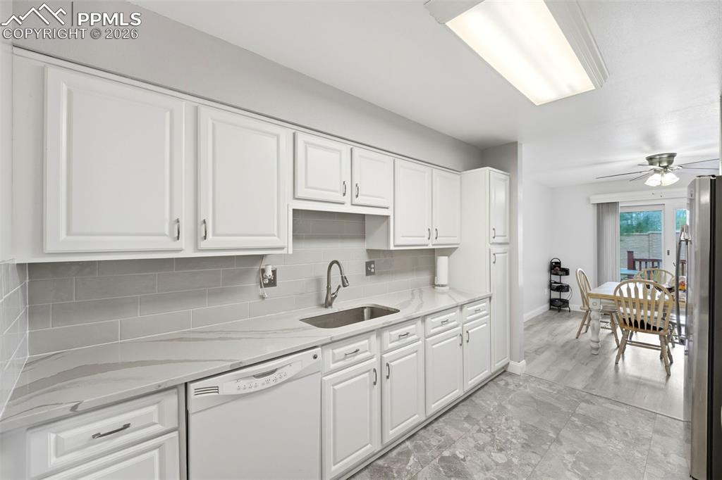 Image 20 of 50: Kitchen