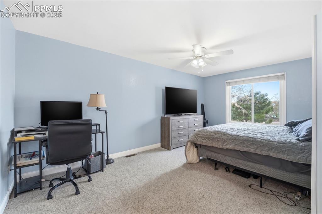 Image 28 of 50: Bedroom